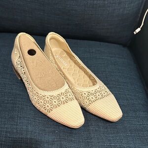 VIVAIA Women's off white Lace Flats New Size 37 6